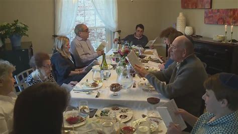 Jews in St. Louis celebrate Passover Seder